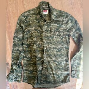 Mens small like new Wrangler "Flex for Comfort" western camouflage shirt.